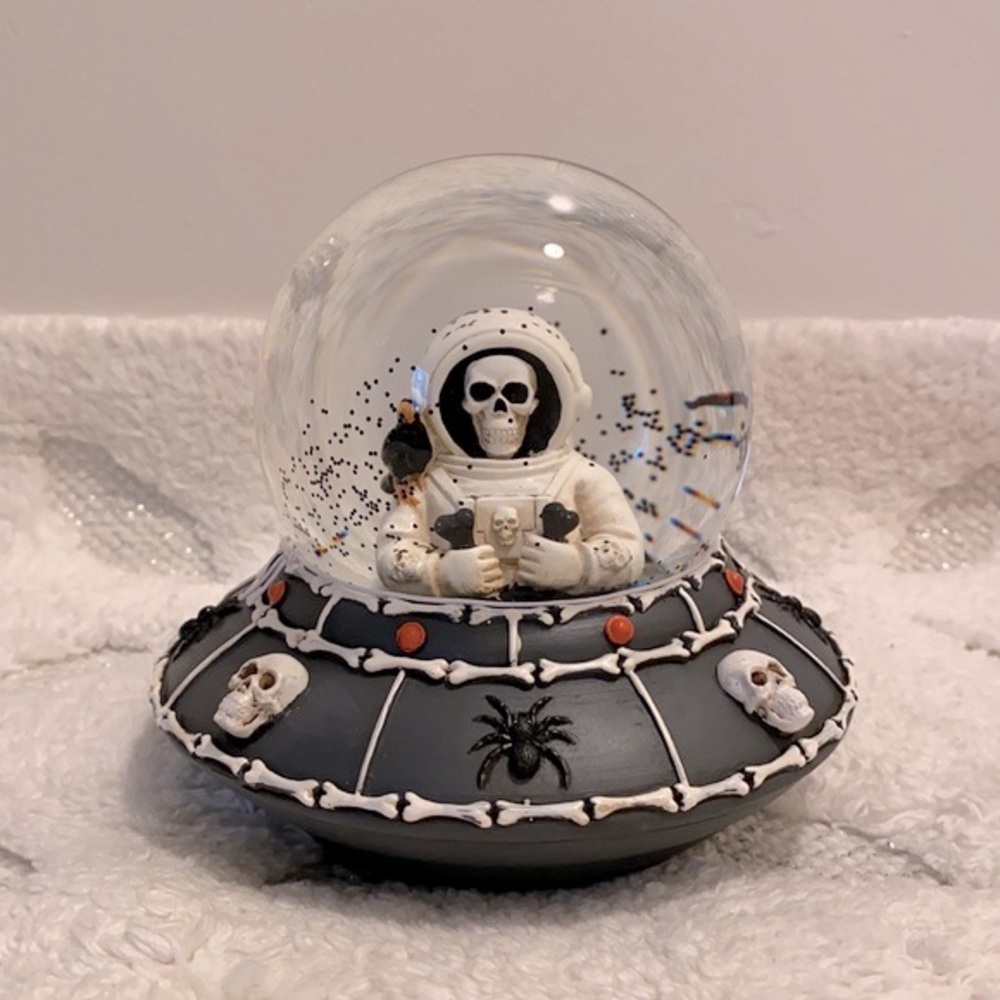 Halloween Skeleton Astronaut Spaceman Spaceship Waterglobe